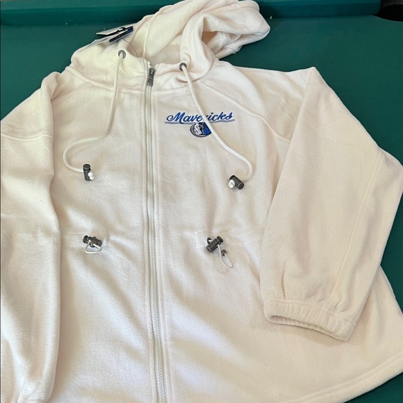 Wear By Erin Andrews Tops - Woman’s Dallas Mavericks White Hooded Fleece Jacket